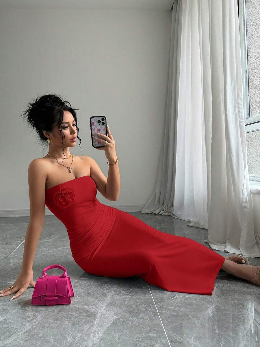 SHEIN Elenzga فستان أحمر بدون حمالات وشكل وردة بارزة