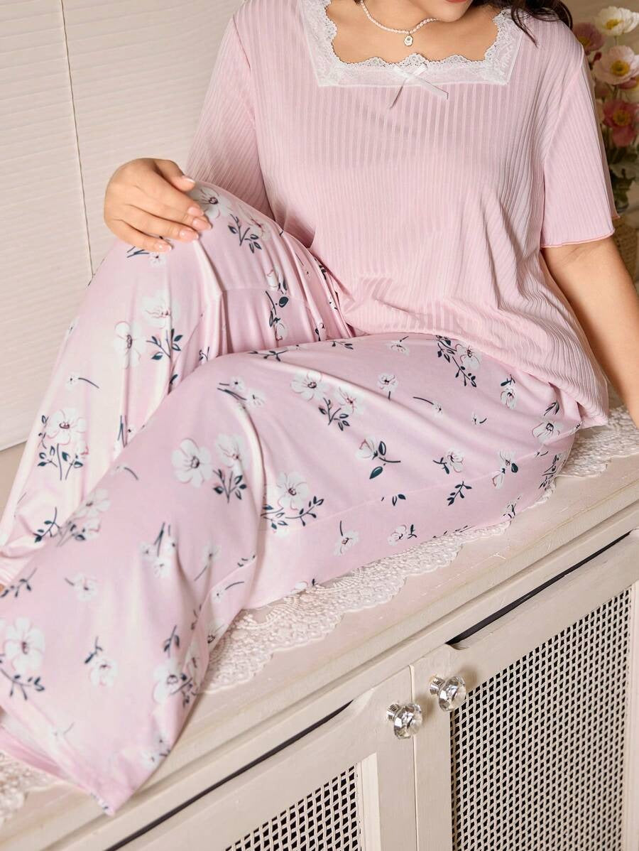 SHEIN طقم ملابس منزلية كاجوال - تصميم زهر ناعم ودانتيل رقيق بلون وردي