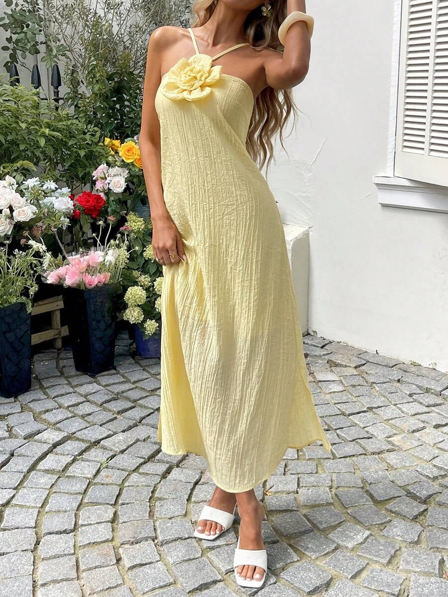 SHEIN فستان أصفر طويل بشق وورود بارزة بدون أكمام