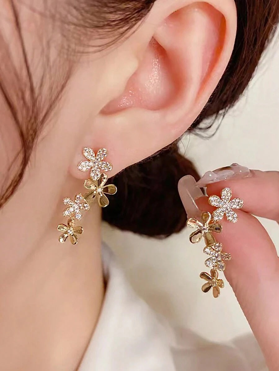 SHEIN أقراط مزينة بزهور وشرابات