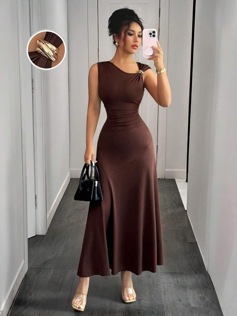 SHEIN فستان بني طويل مزين بأزرار معدنية