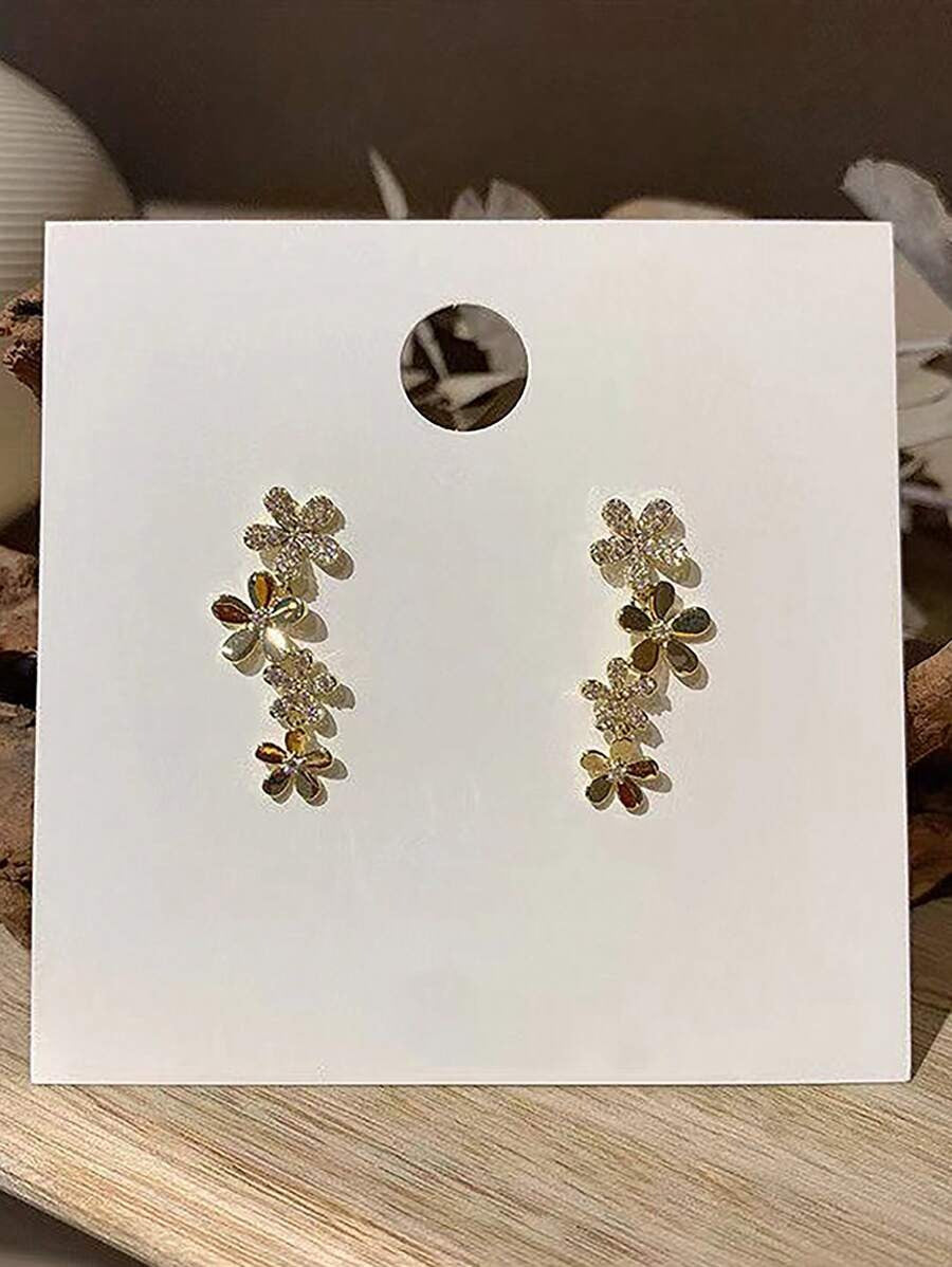 SHEIN أقراط مزينة بزهور وشرابات