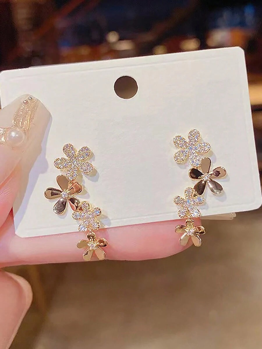 SHEIN أقراط مزينة بزهور وشرابات