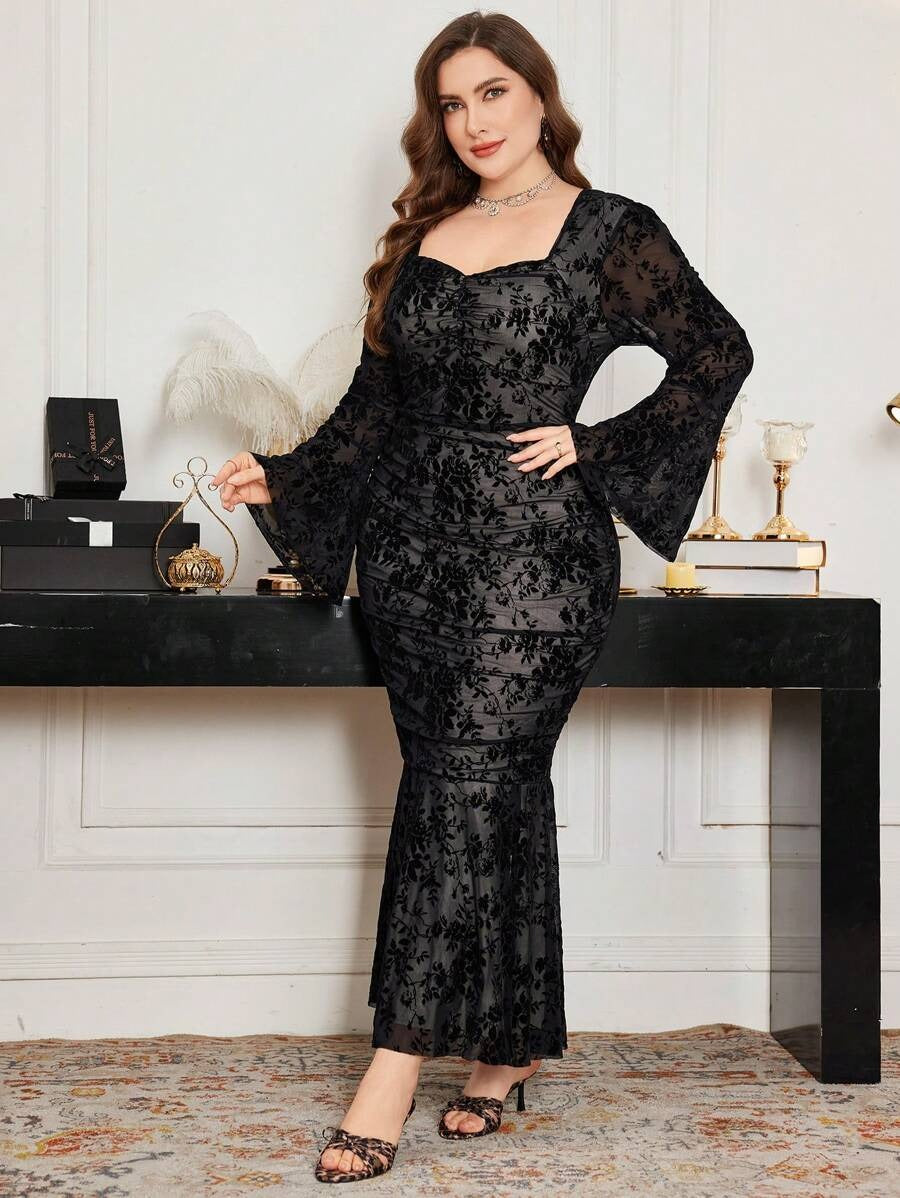 SHEIN فستان دانتيل أسود ضيق بأكمام طويلة متسعة