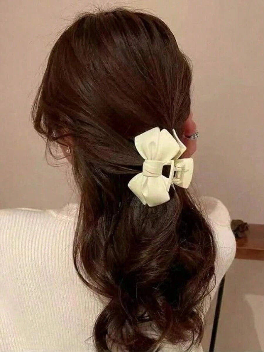SHEIN مشبك شعر بنقشة فراشة ناعمة
