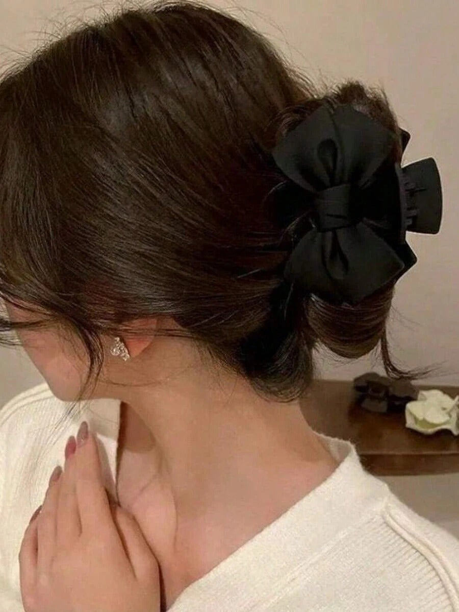 SHEIN مشبك شعر بنقشة فراشة ناعمة