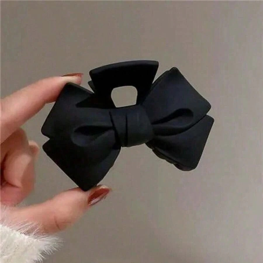 SHEIN مشبك شعر بنقشة فراشة ناعمة