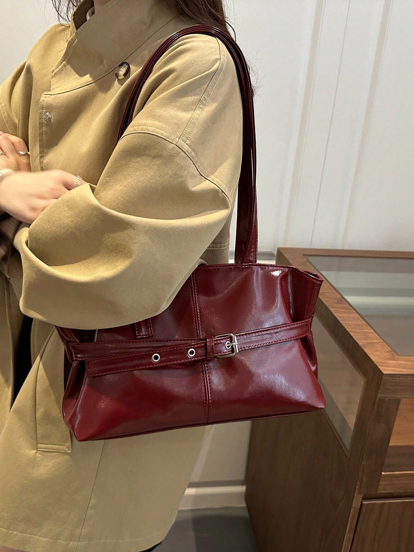 SHEIN حقيبة كتف نسائية جلد مشمع أحمر عتيق بسعة كبيرة وسحاب