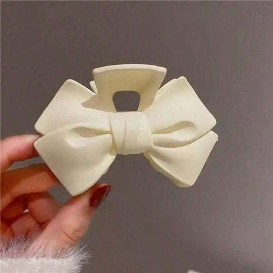 SHEIN مشبك شعر بنقشة فراشة ناعمة