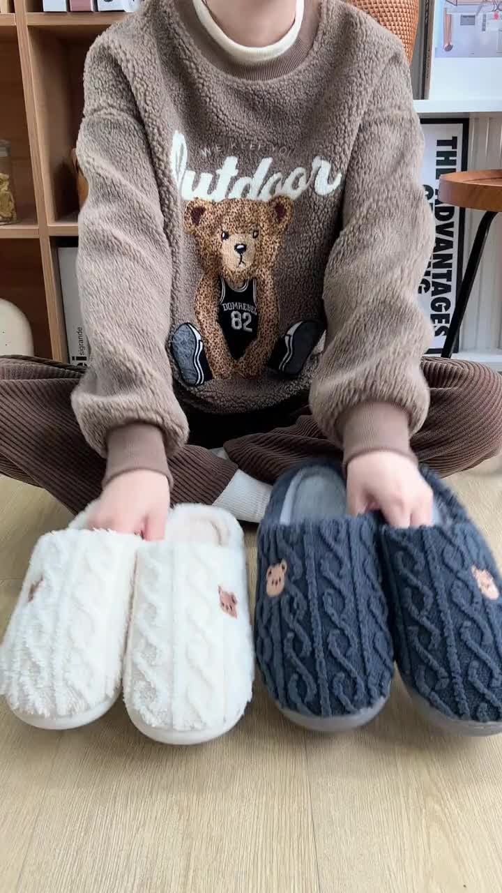 SHEIN نعال منزلية مبطنة بتصميم دب كرتوني مقاومة للانزلاق