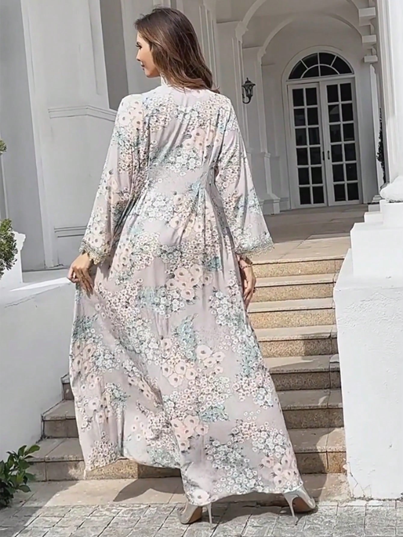SHEIN Vفستان عباية طويل الأكمام بطباعة زهور برقبة مزين برصاصات معدنية