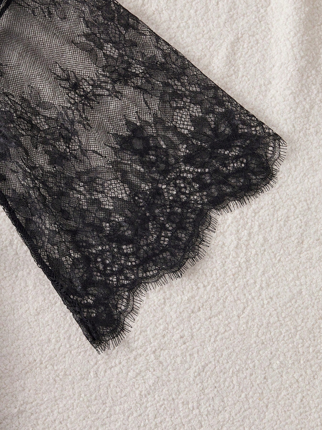 SHEIN بدلة نوم من الدانتيل والتطريز الناعم بقماش مرن