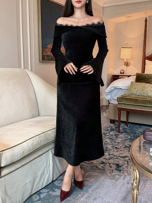 SHEIN DAZY فستان أسود من الدانتيل والقطيفة بكتف مكشوف وقصة ضيقة