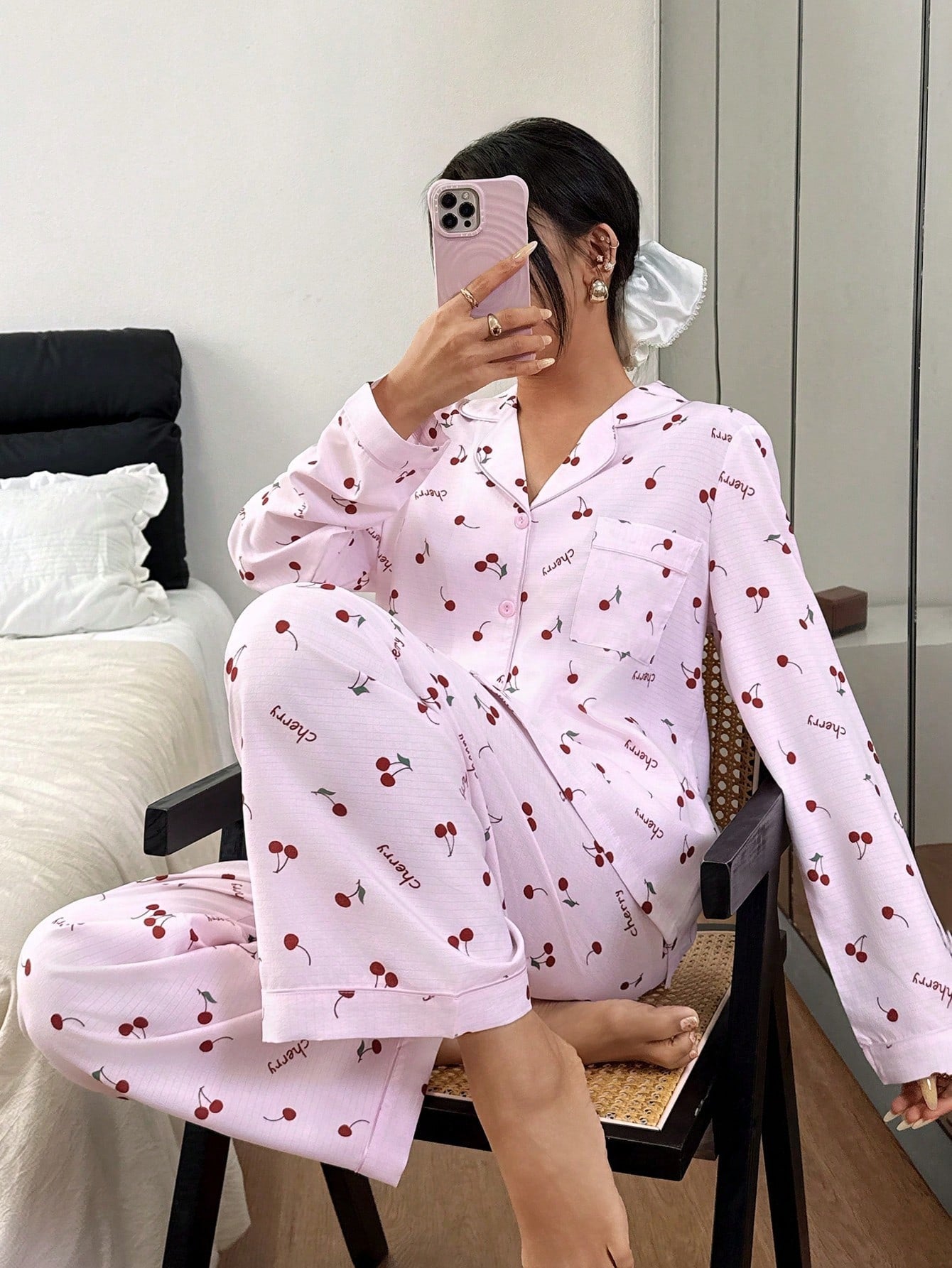 SHEIN طقم بيجامة نسائي بأكمام طويلة وياقة قلابة مطبوع بأزهار الكرز