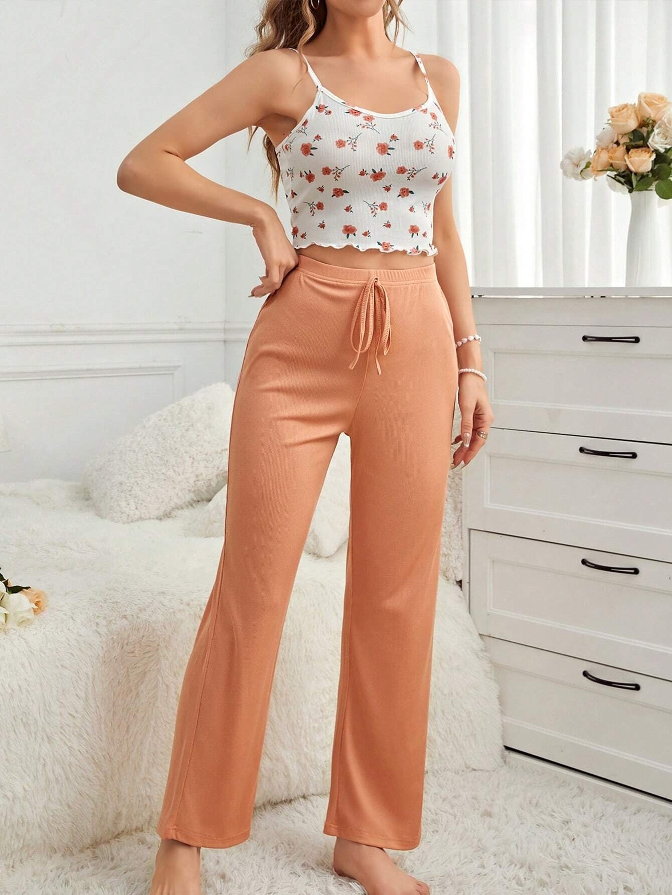 SHEIN Snug Zone طقم بيجامة نسائي مطبوع بالزهور تي شيرت وبنطلون