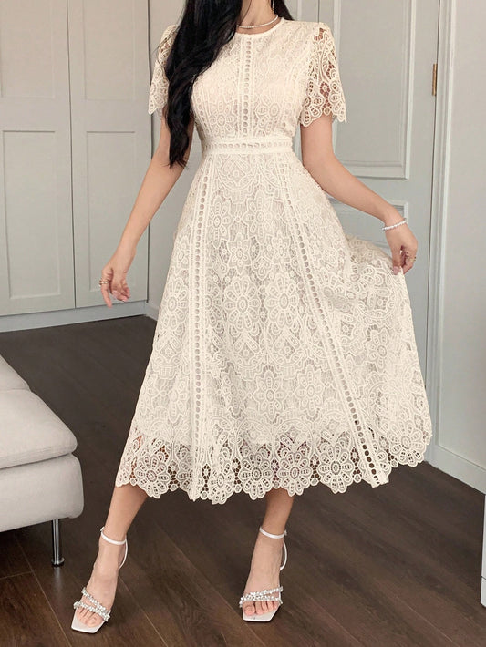 SHEIN DAZY فستان قصير بأكمام قصيرة مزين بالدانتيل