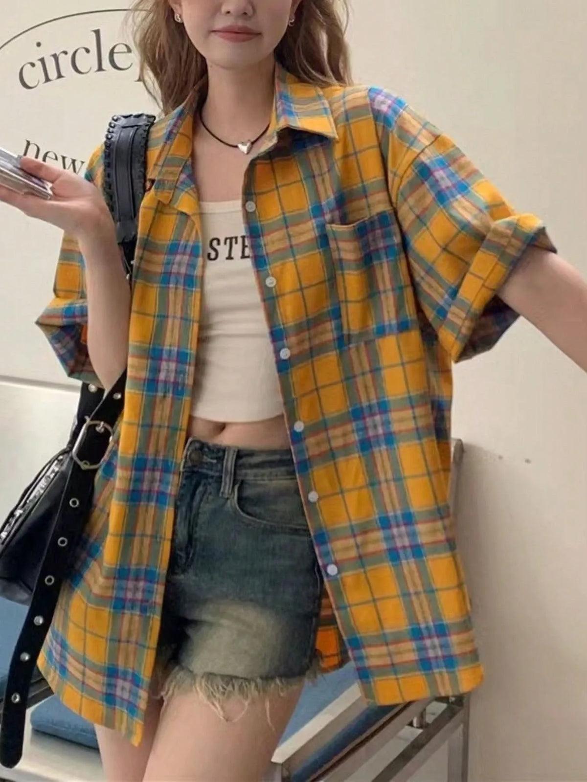 SHEIN قميص نسائي فضفاض طويل بنقشة مربعات وأزرار وجيوب بلون أصفر
