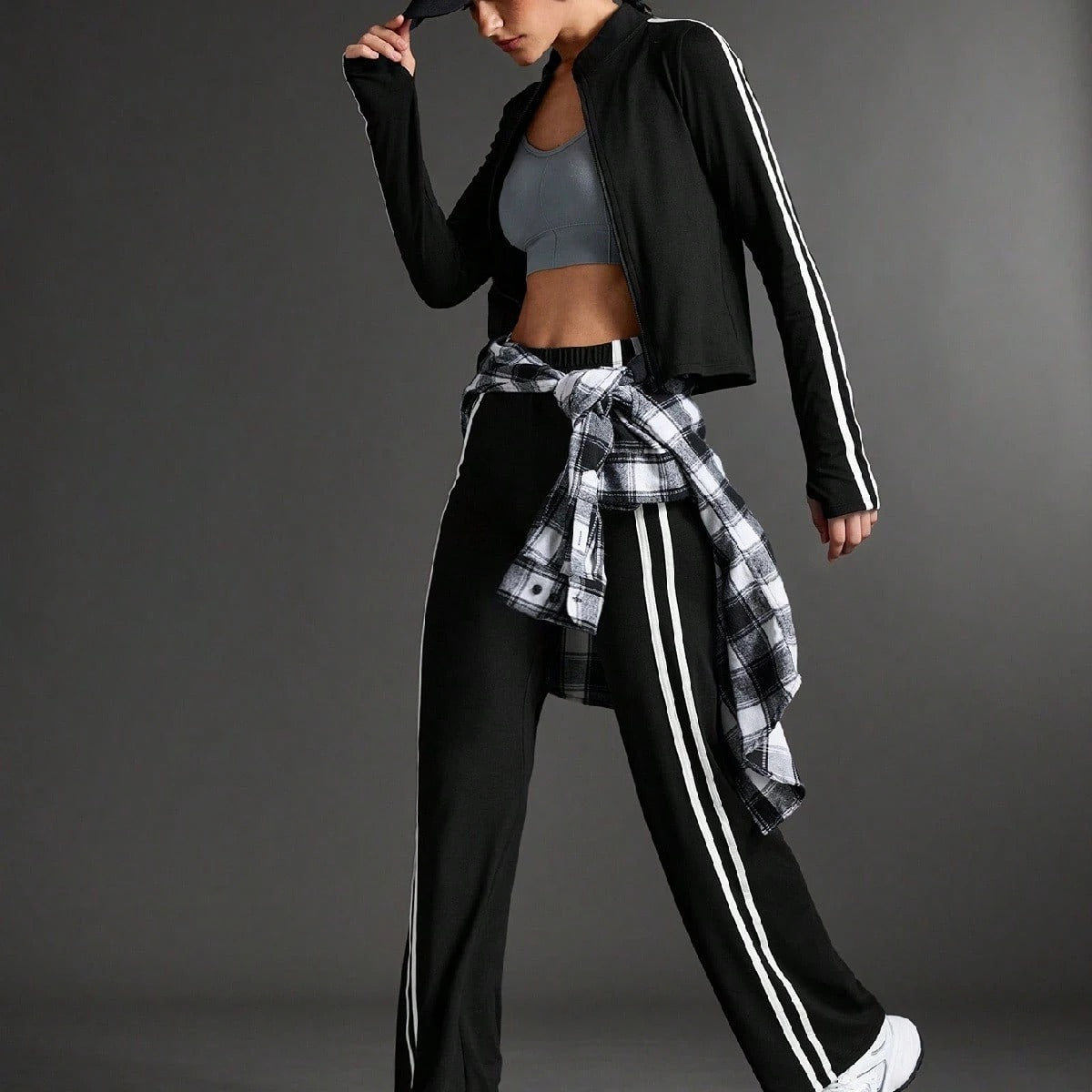 SHEIN Sport طقم رياضي نسائي من قطعتين بلون أسود