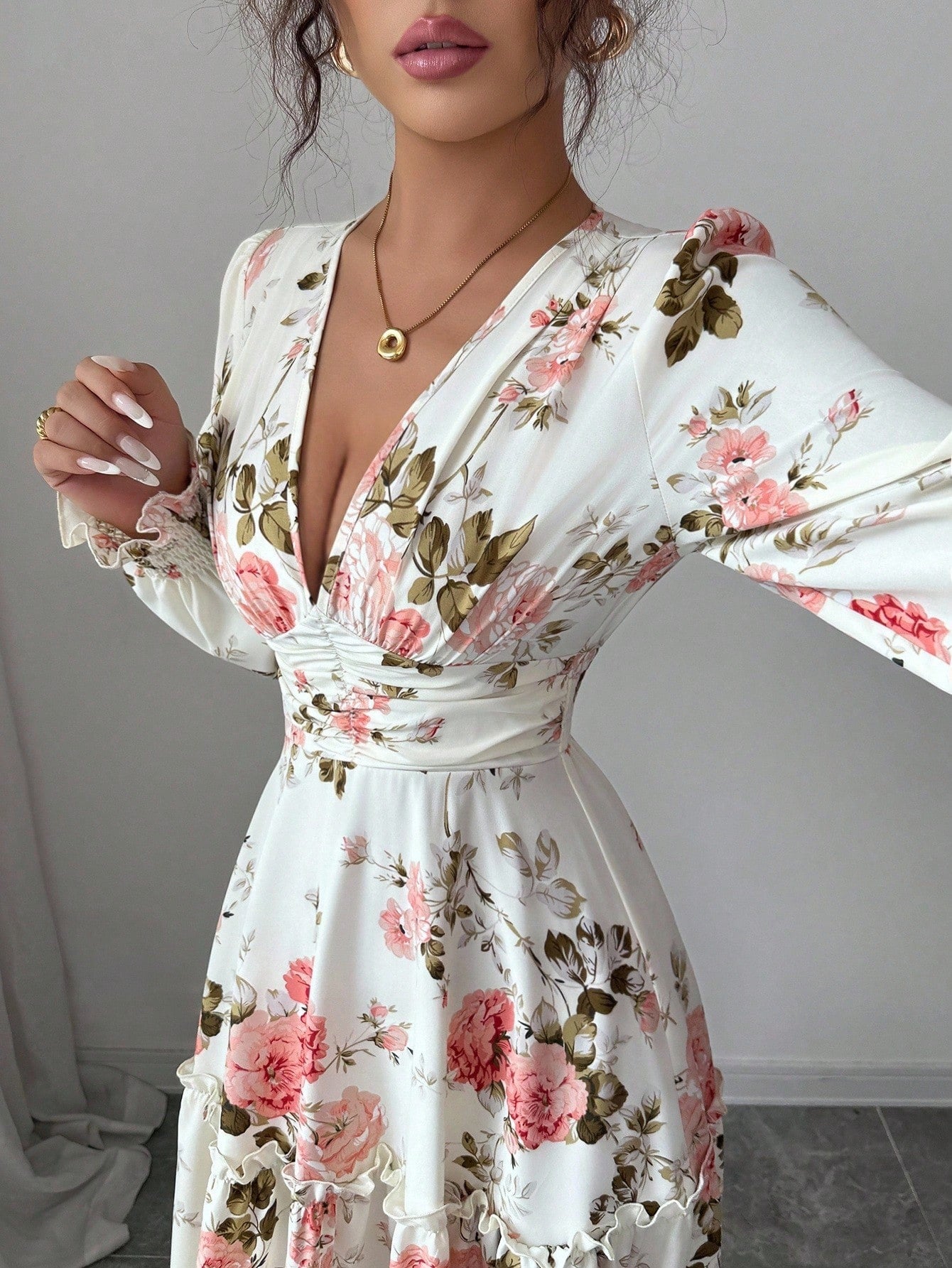 SHEIN Elenzga فستان ميدي بطبعة زهور صغيرة وياقة V وأكمام فانوس