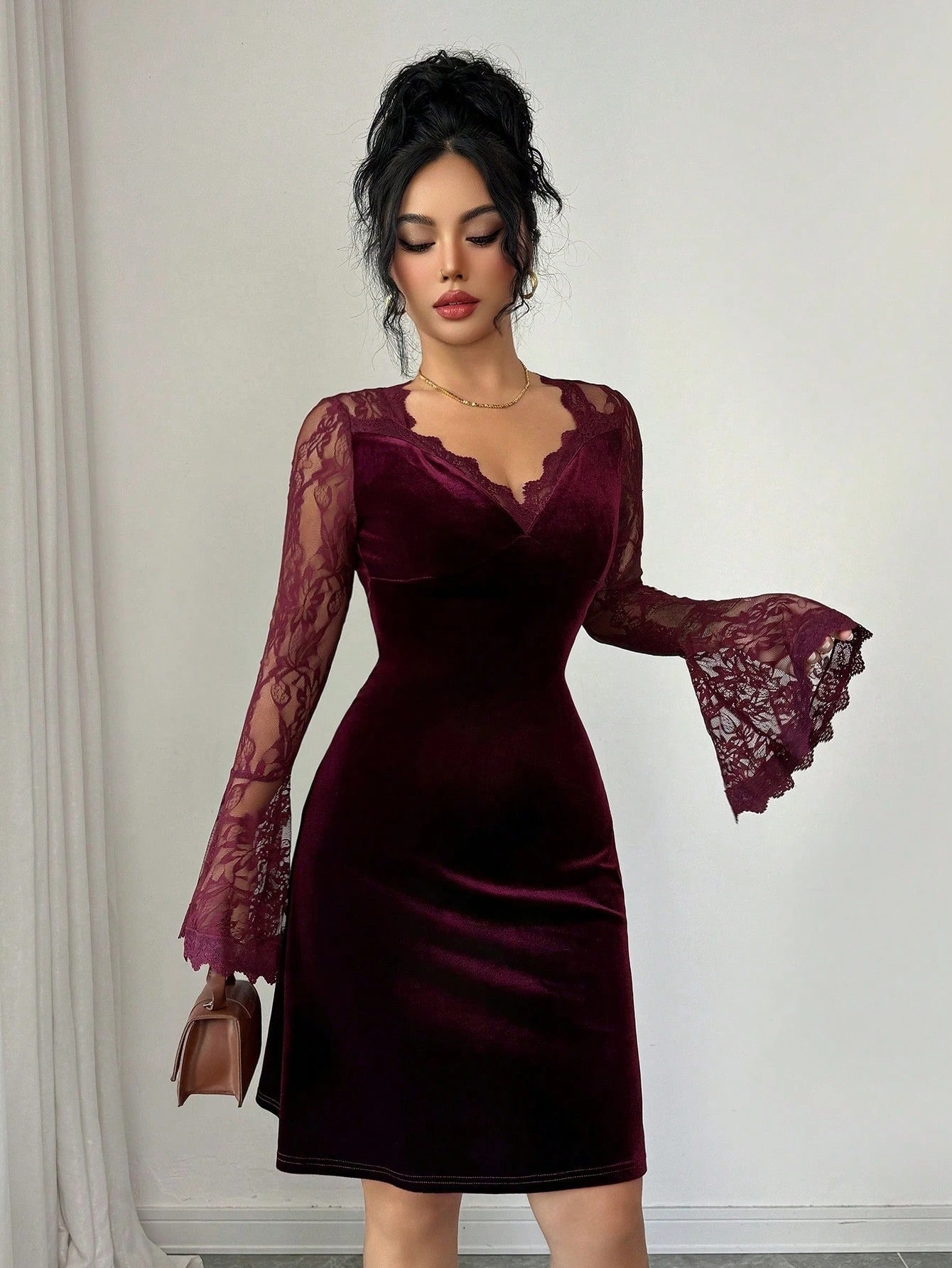 SHEIN Modelyn Vفستان موضة من الدانتيل والمخمل بياقة وأكمام مكشكشة