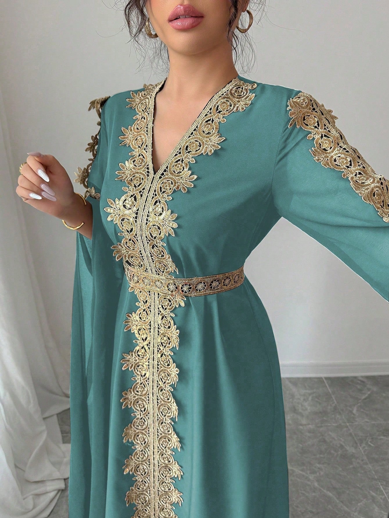 SHEIN Rafferiza عباءة ستايل شرق أوسطي بأكمام طويلة وفستان طويل مع دانتيل