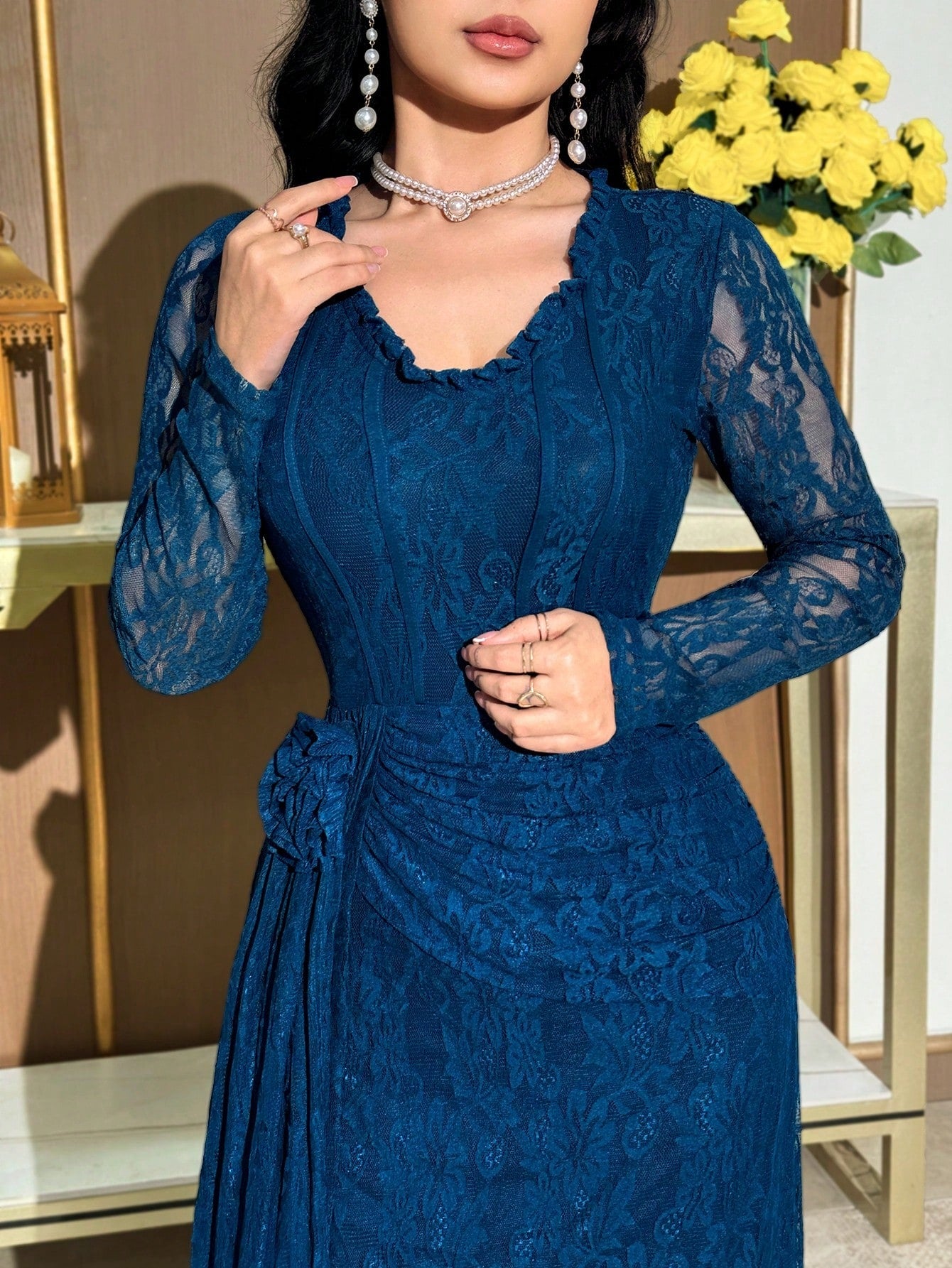 SHEIN Modelyn فستان متوسط الطول بياقة V وأكمام طويلة وزخرفة زهرية