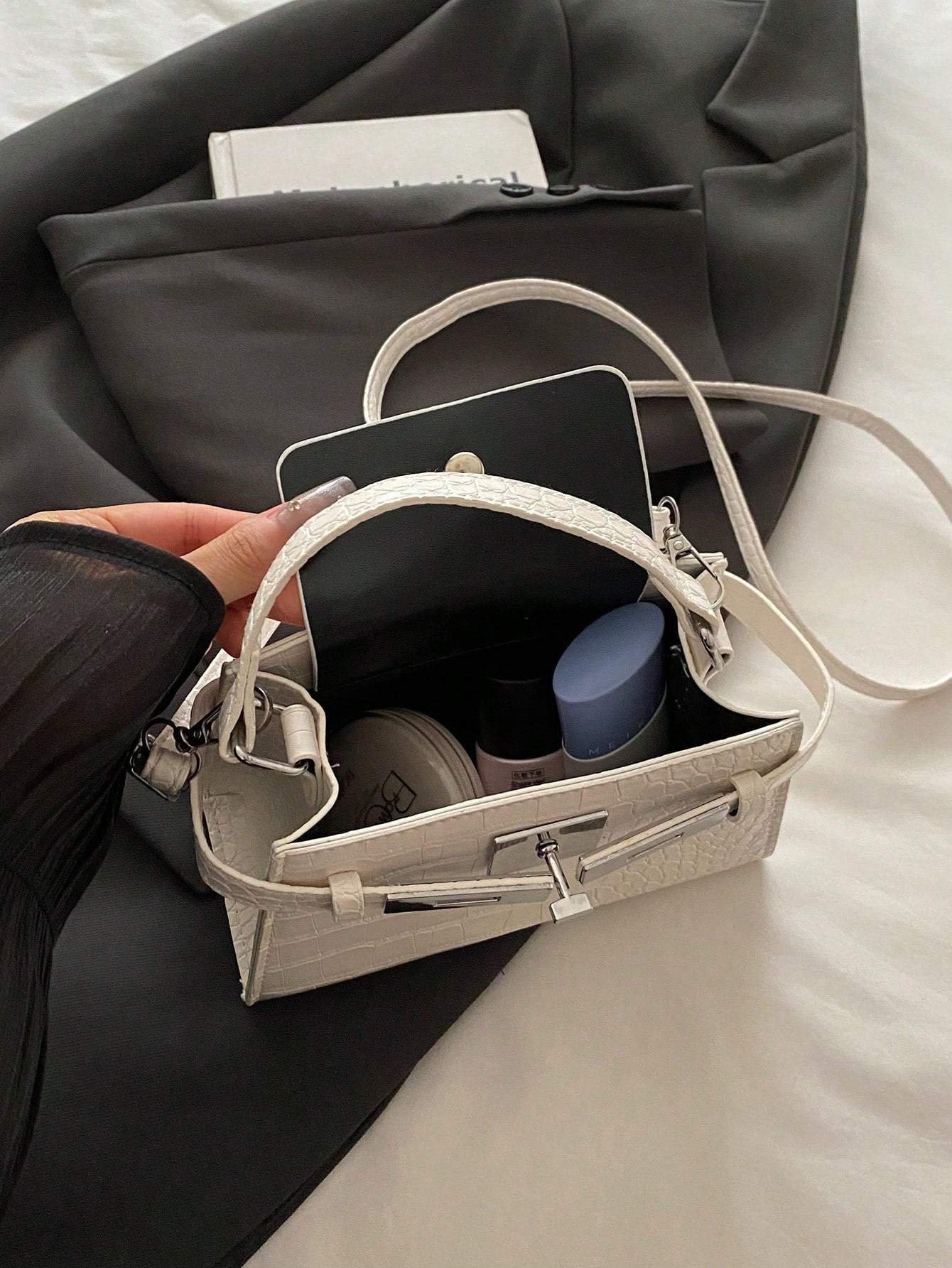 SHEIN حقيبة كتف صغيرة مزخرفة بطبعة تمساح كاجوال وأنيقة