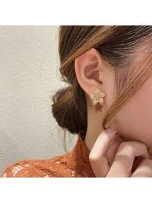 SHEIN زوج أقراط مزخرفة بألوان داكنة