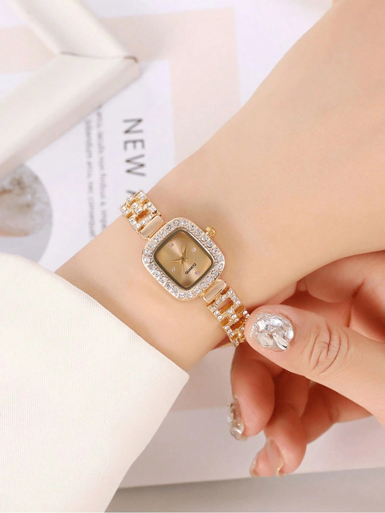 SHEIN ساعة نسائية كوارتز بإطار مربع ذهبي وقرص مرصع بالراينستون