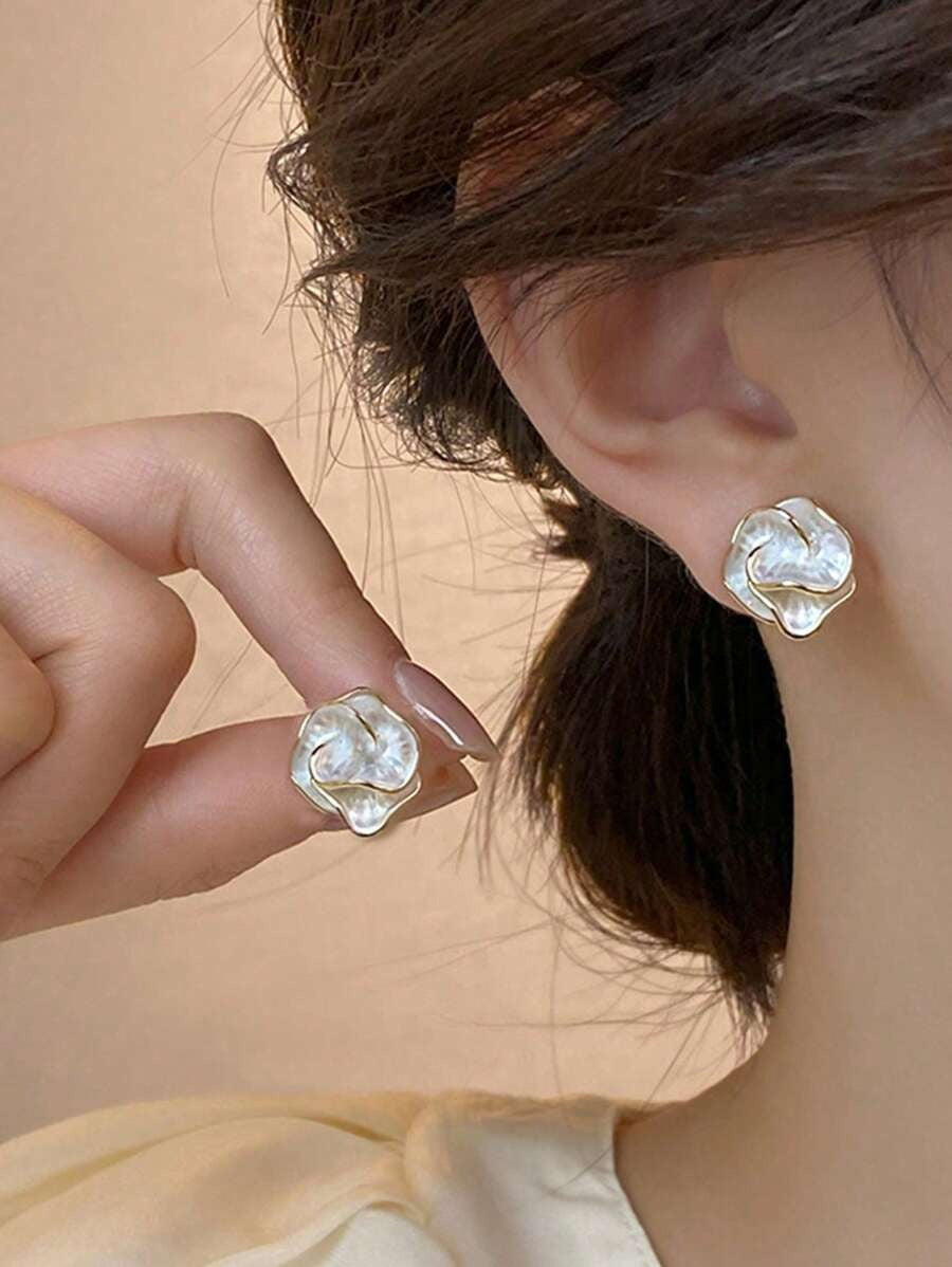 SHEIN اقراط بيضاء كاميليا غير متماثلة