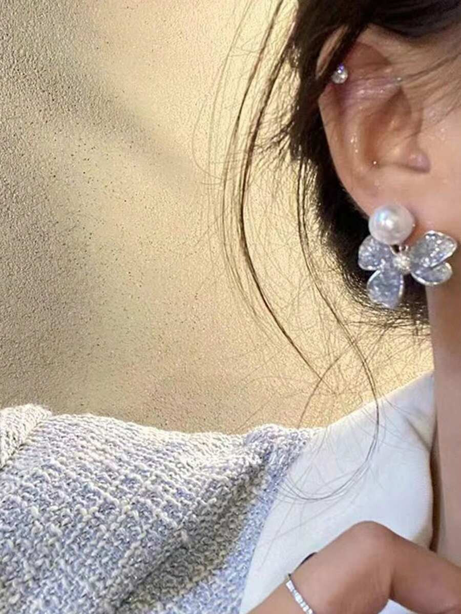 SHEIN أقراط بشكل زهرة إقحوان مزينة بلؤلؤ