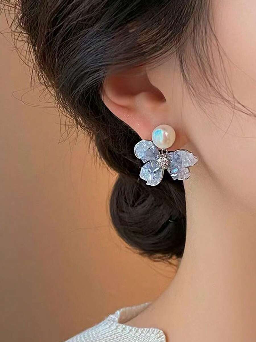 SHEIN أقراط بشكل زهرة إقحوان مزينة بلؤلؤ