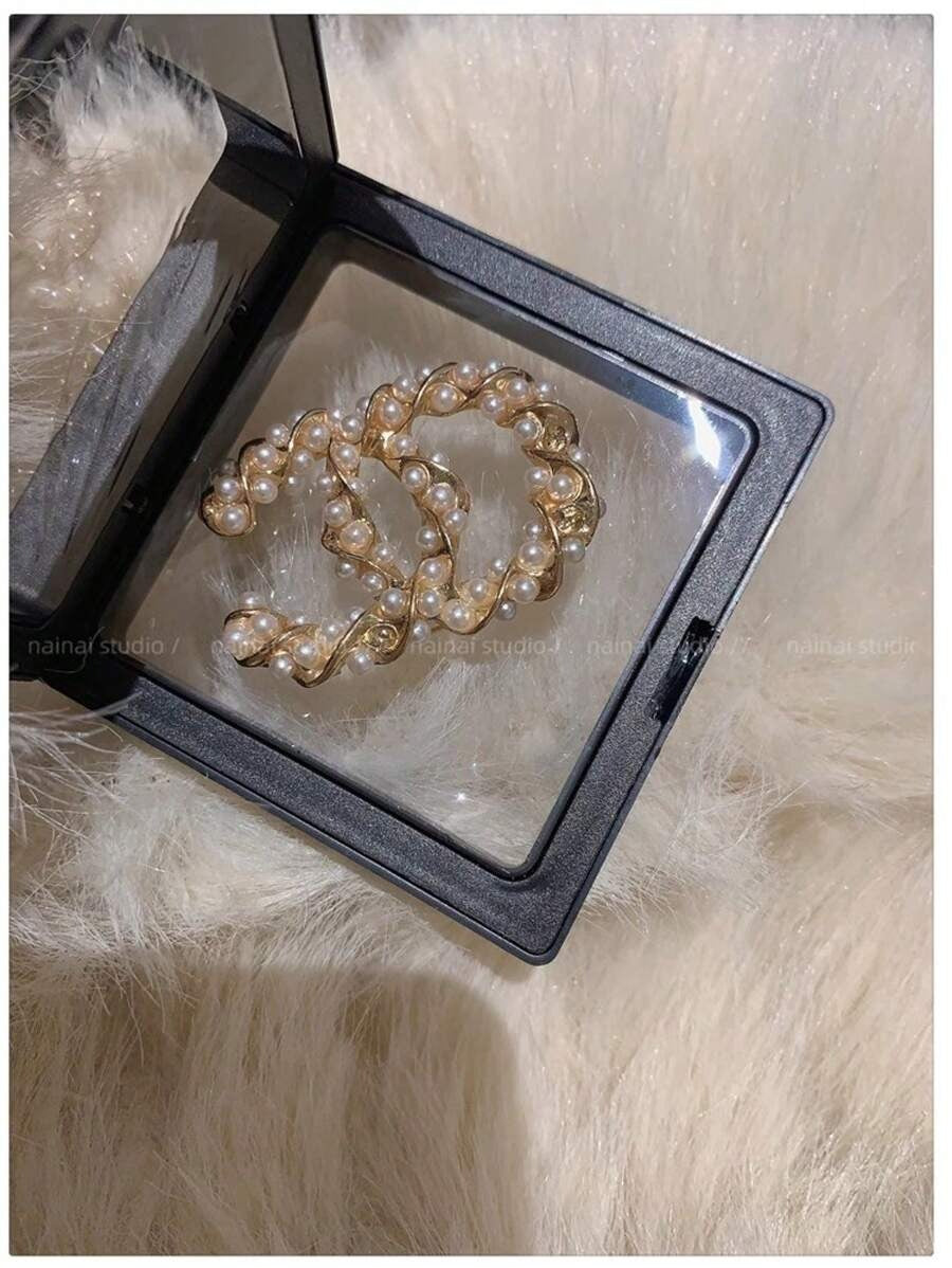 SHEIN بروش لؤلؤ أنيق بحرف