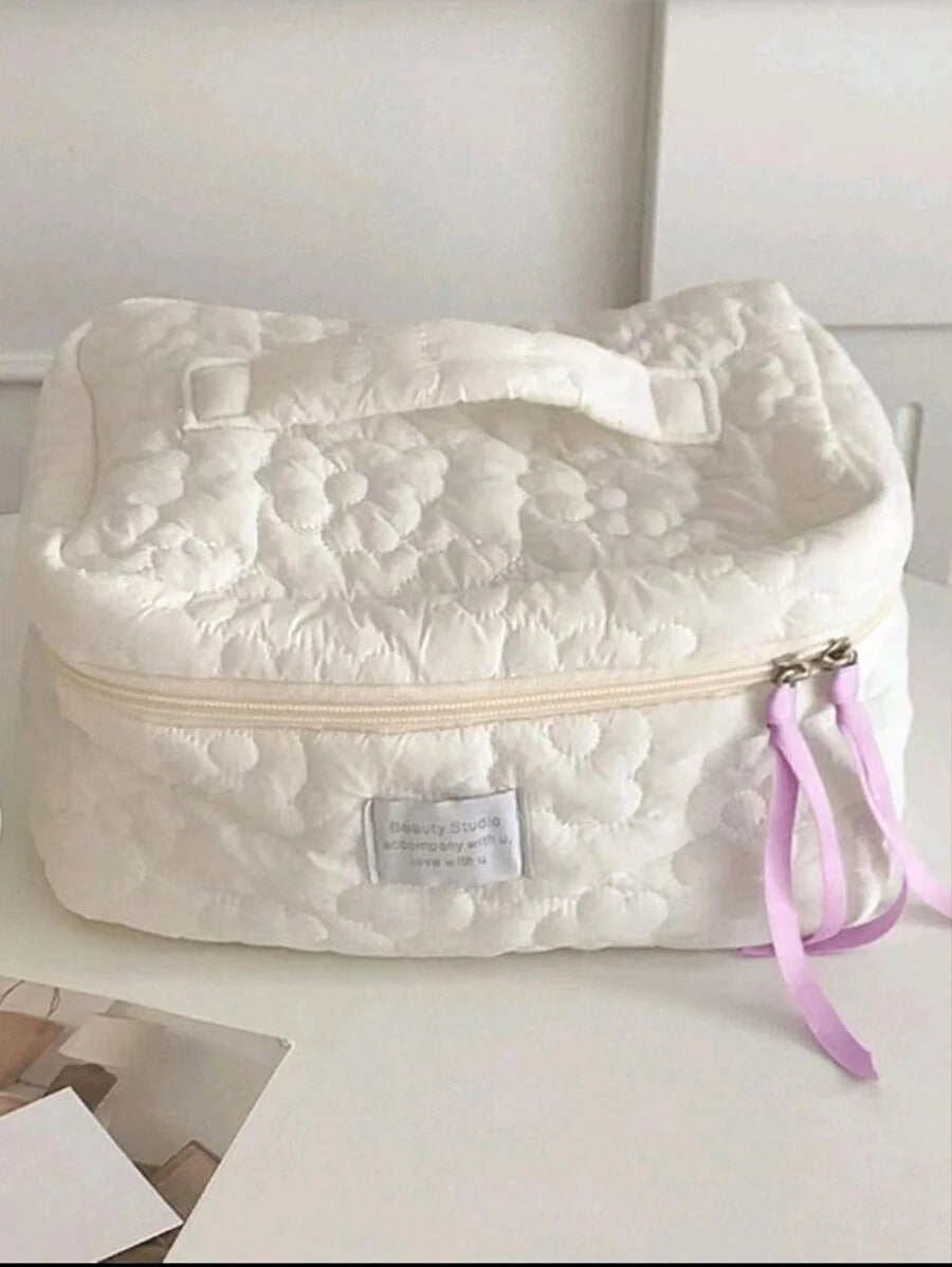 SHEIN حقيبة مكياج بيضاء مبطنة بتصميم زهري