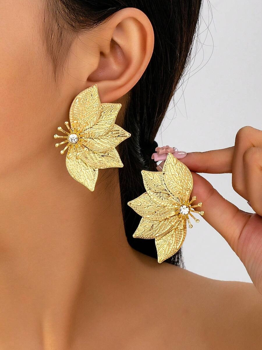 SHEIN زوج أقراط بتصميم ناعم بشكل ورقة شجر