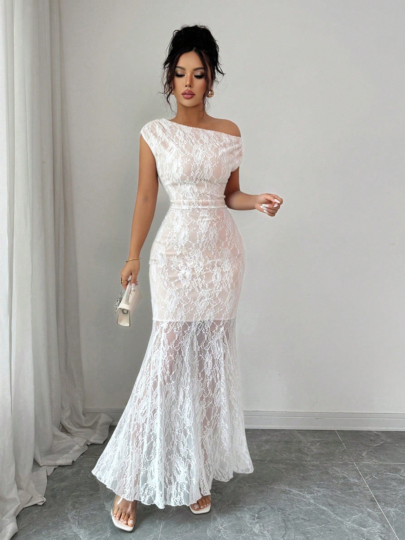 SHEIN Elenzga فستان محبوك أبيض بكتف مائل وفتحات دانتيل
