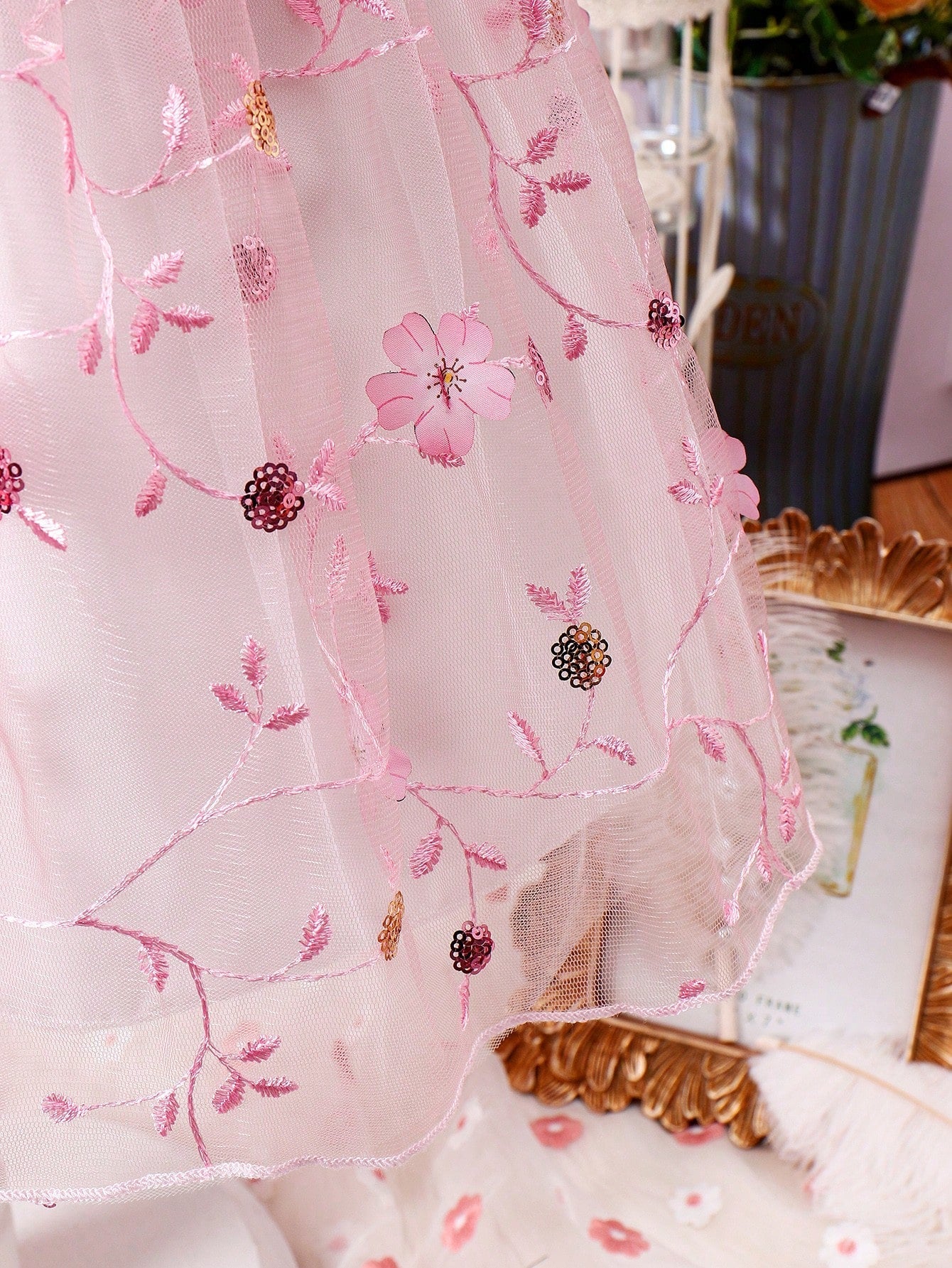 SHEIN Kids Qtfun Young Girl Cute and Romantic Puff Short-Sleeved Floral Embroidery Mesh Belt Dress, Spring and Autumn