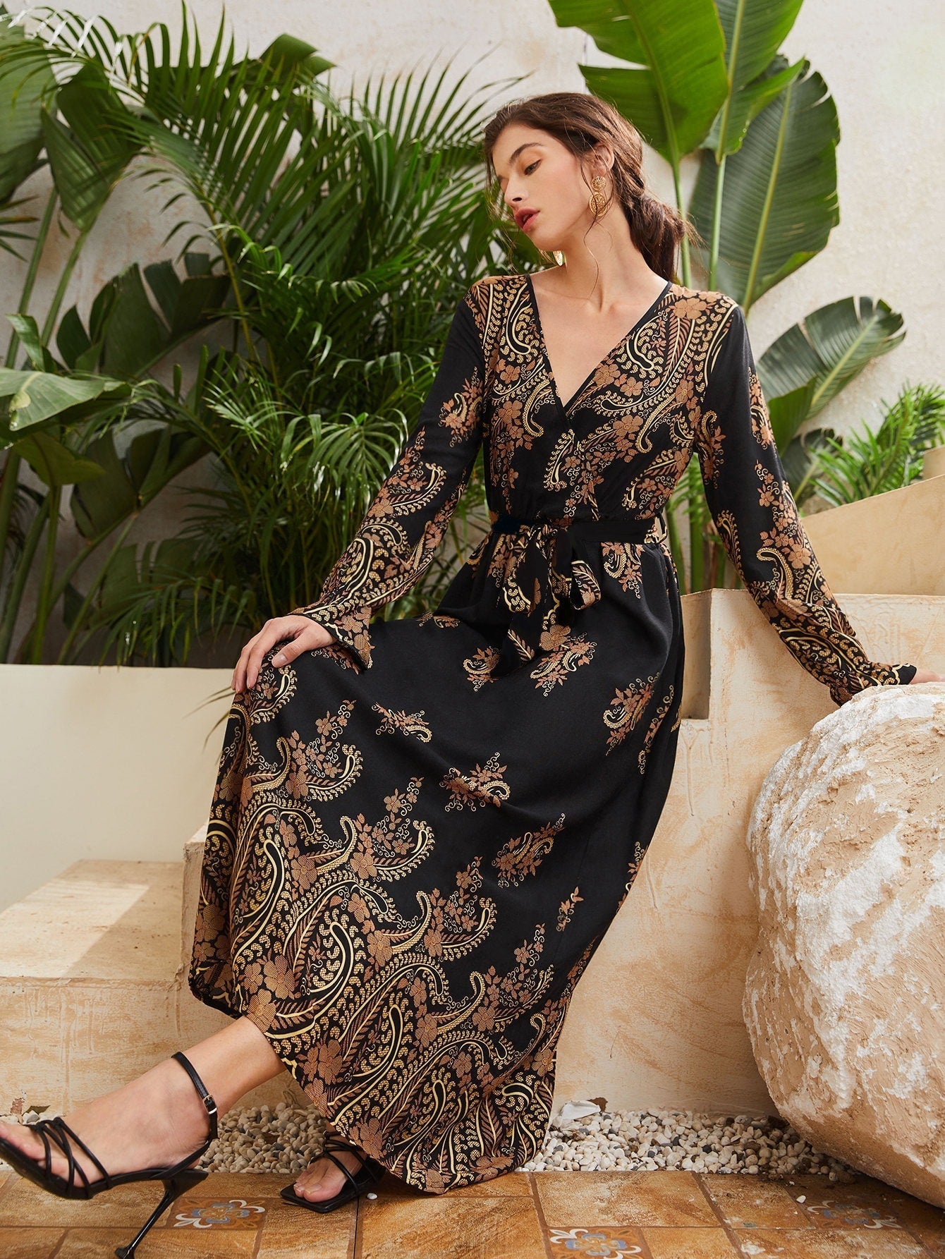 SHEIN فستان بحزام متداخل امامي وبطباعة بيزلي