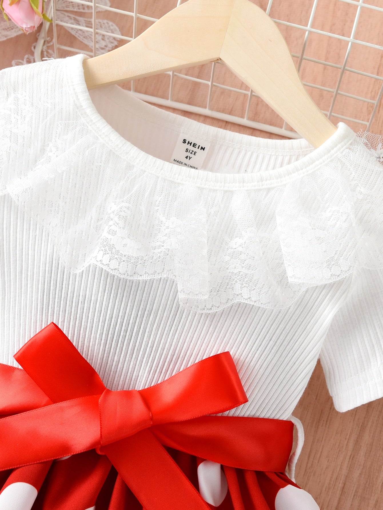 SHEIN Kids Nujoom فستان بطباعة نقاط البولكا دانتيل مقلم بكشكش للبنات الصغار
