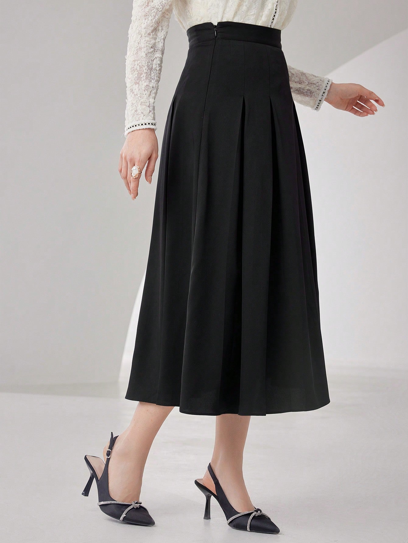 SHEIN Modely Women'S Plain Color Pleated Skirt