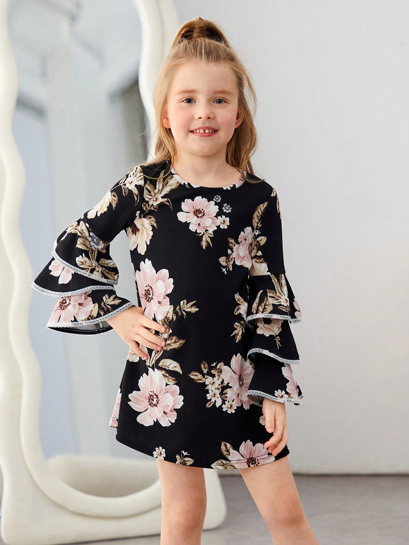 SHEIN Kids FANZEY Little Girls' Knit Flower Detail round Neck Loose Elegant Dress