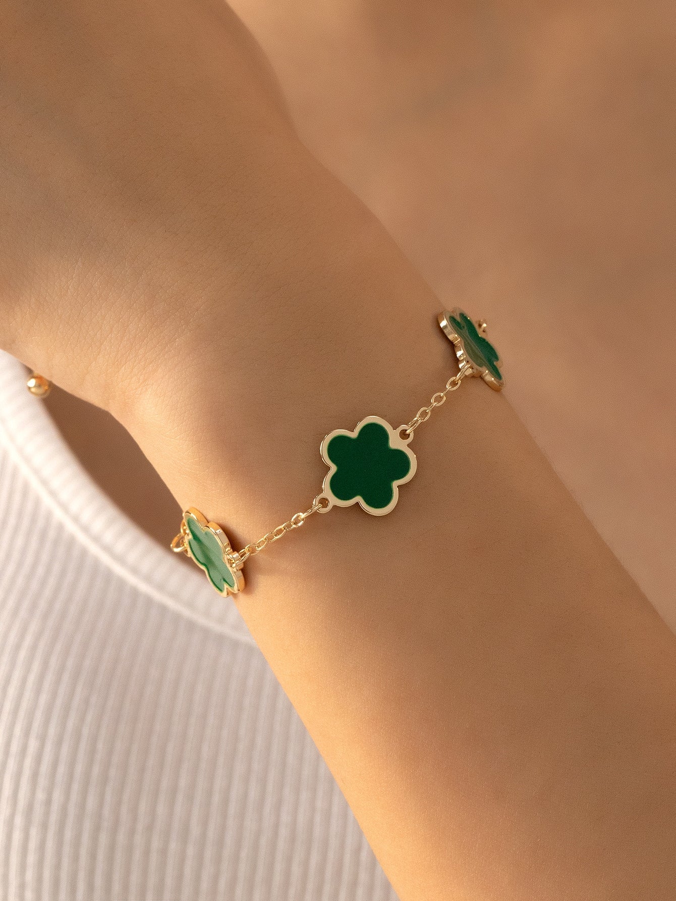 1Pc Metallic Oil Drip Flowers Clover Simple Style Chain Bracelet for Back to School Season/Halloween Party Atmosphere
