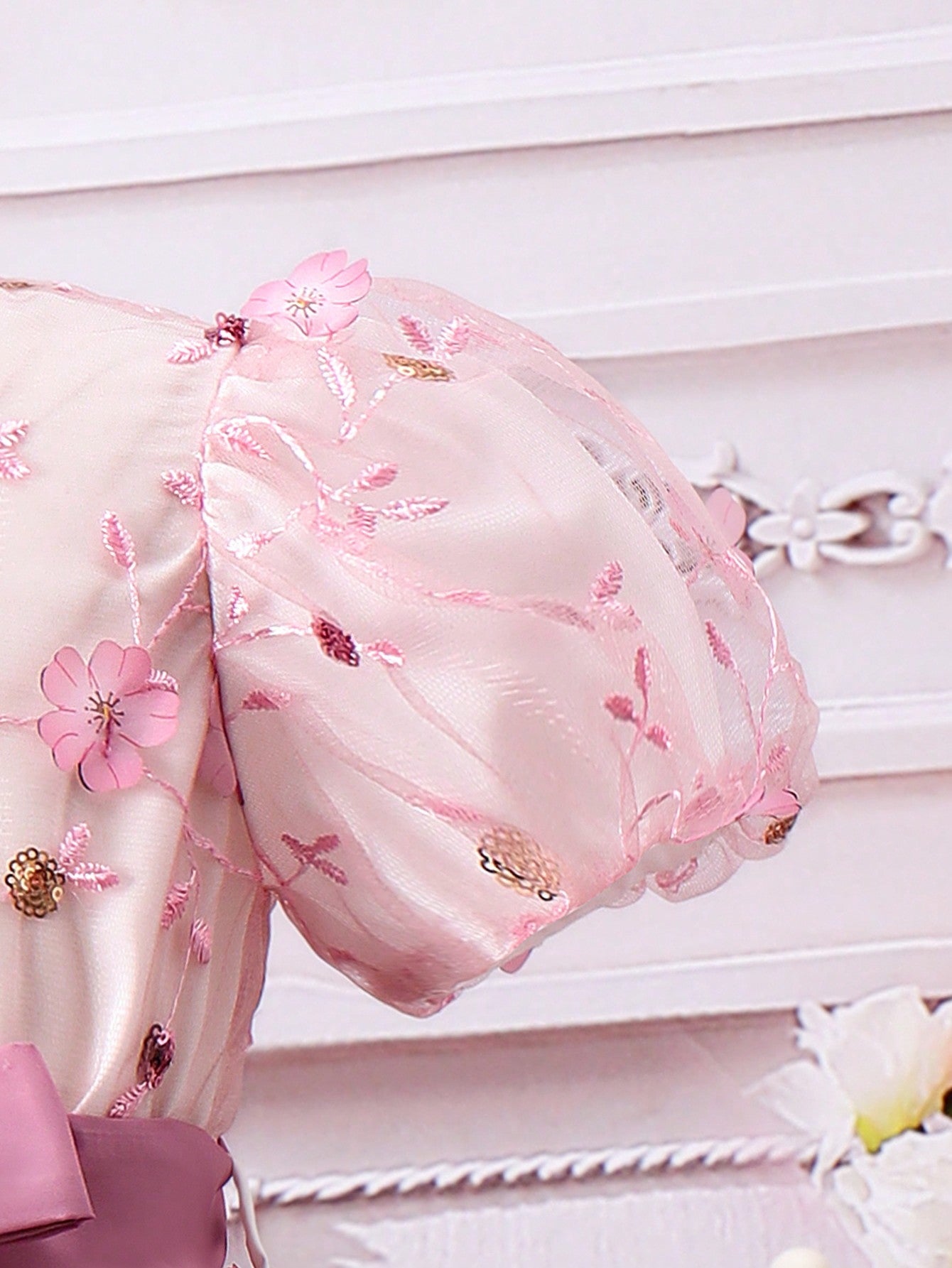 SHEIN Kids Qtfun Young Girl Cute and Romantic Puff Short-Sleeved Floral Embroidery Mesh Belt Dress, Spring and Autumn