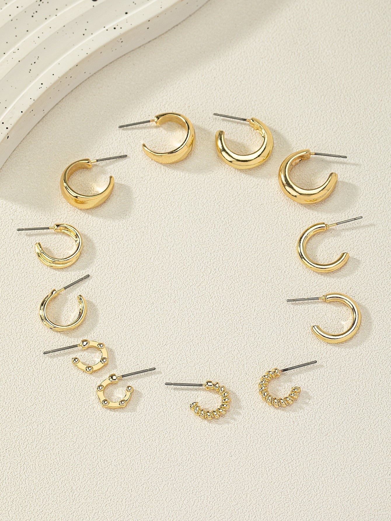 1 Set of 6 Pairs Fashionable Zinc Alloy Gold-Plated Metal Textured Large C Design Hoop Earrings Minimalist Style Simple Ear Jewelry Suitable for Women'S Daily Wear