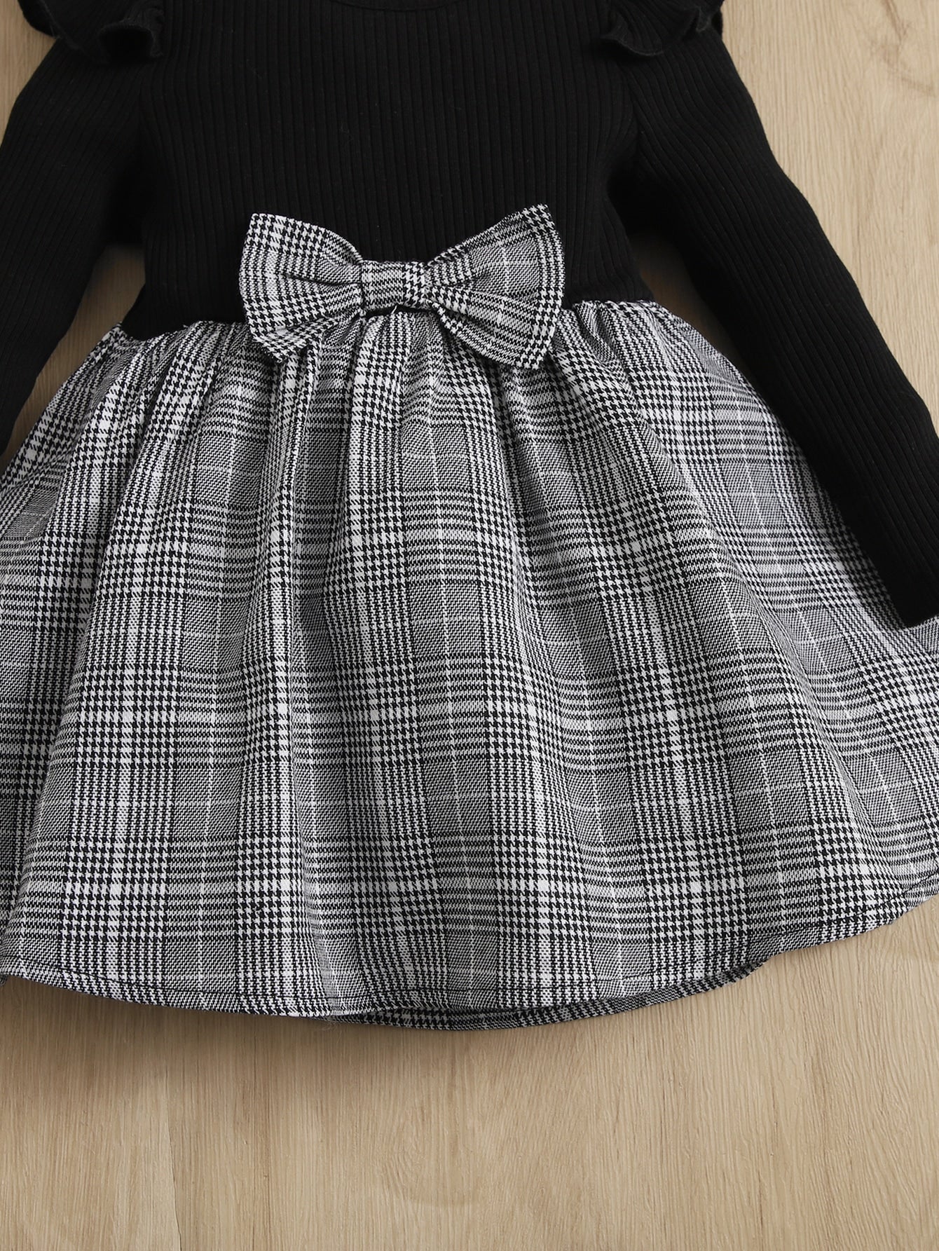 SHEIN Baby Girl Plaid Print Ruffle Trim Bow Front Dress with Headband