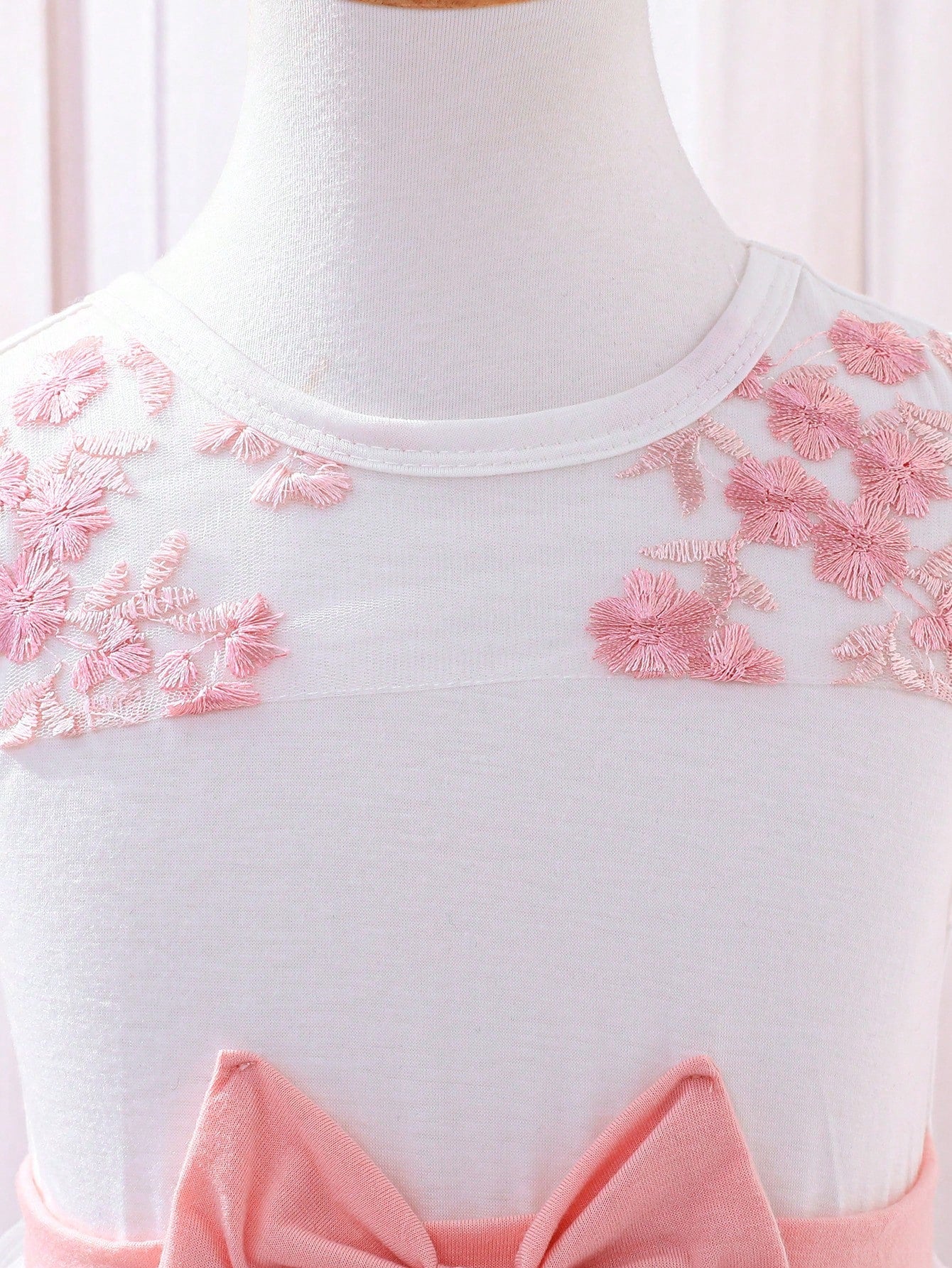 SHEIN Kids CHARMNG Little Girl'S Cute and Sweet Bow Flower Embroidered Mesh Dress Suitable for Parties