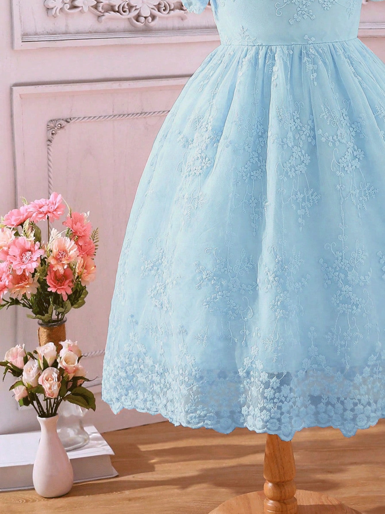 SHEIN Kids CHARMNG Young Girl Solid Color Lace Flutter Sleeve Dress