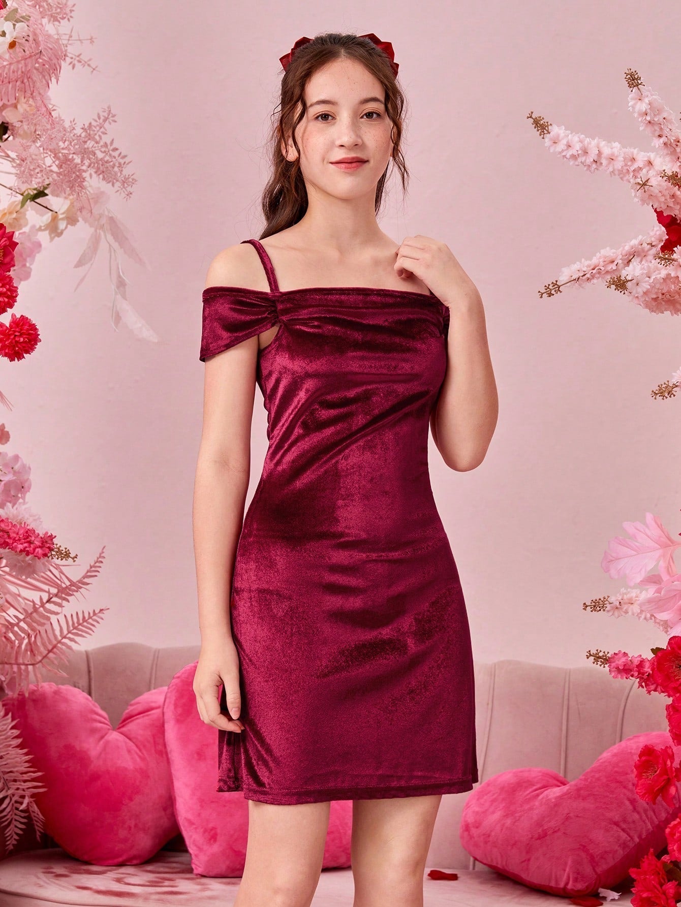 Teenage Girls' Bodycon Velvet Dress with Hollow Out Shoulder Design for Parties