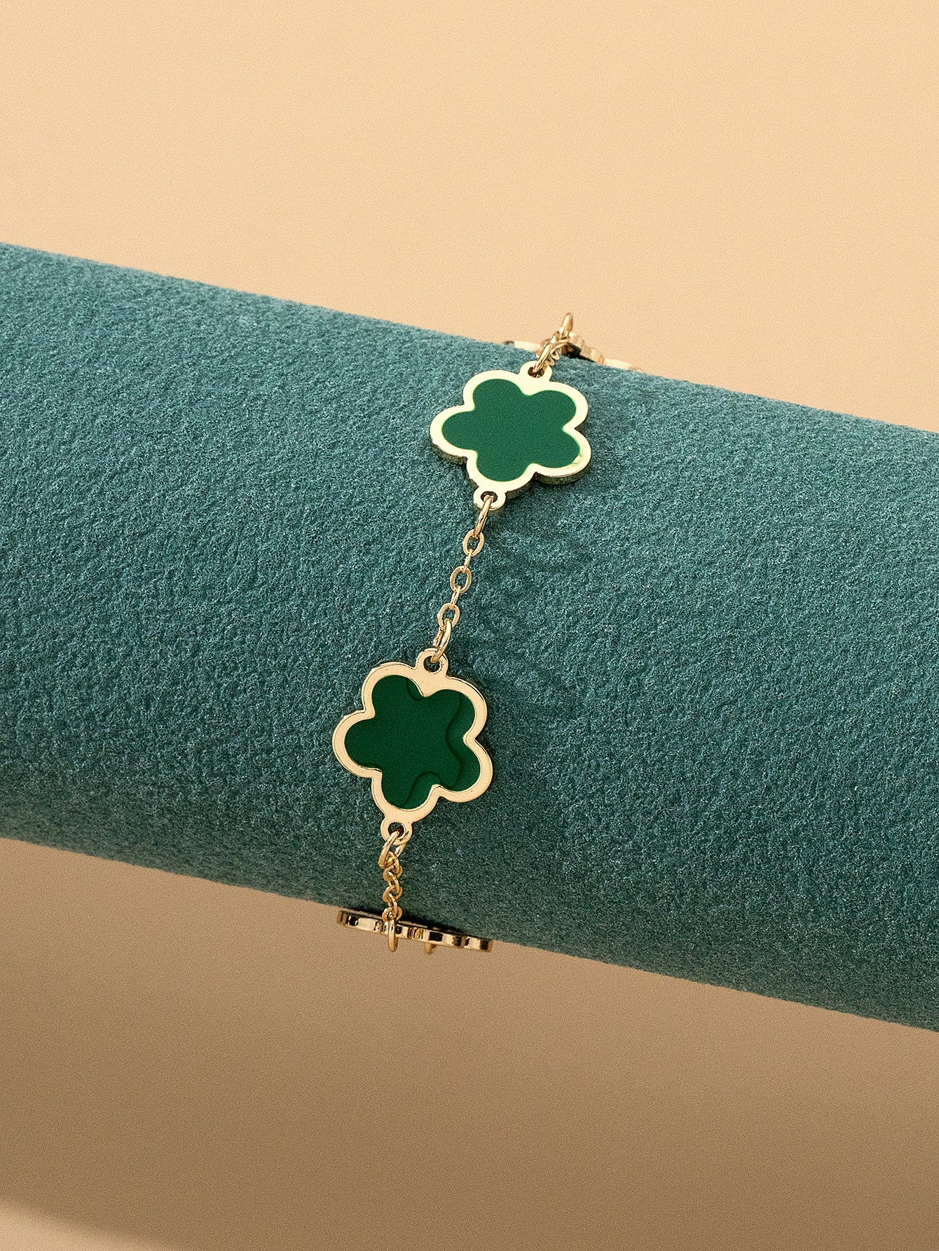 1Pc Metallic Oil Drip Flowers Clover Simple Style Chain Bracelet for Back to School Season/Halloween Party Atmosphere