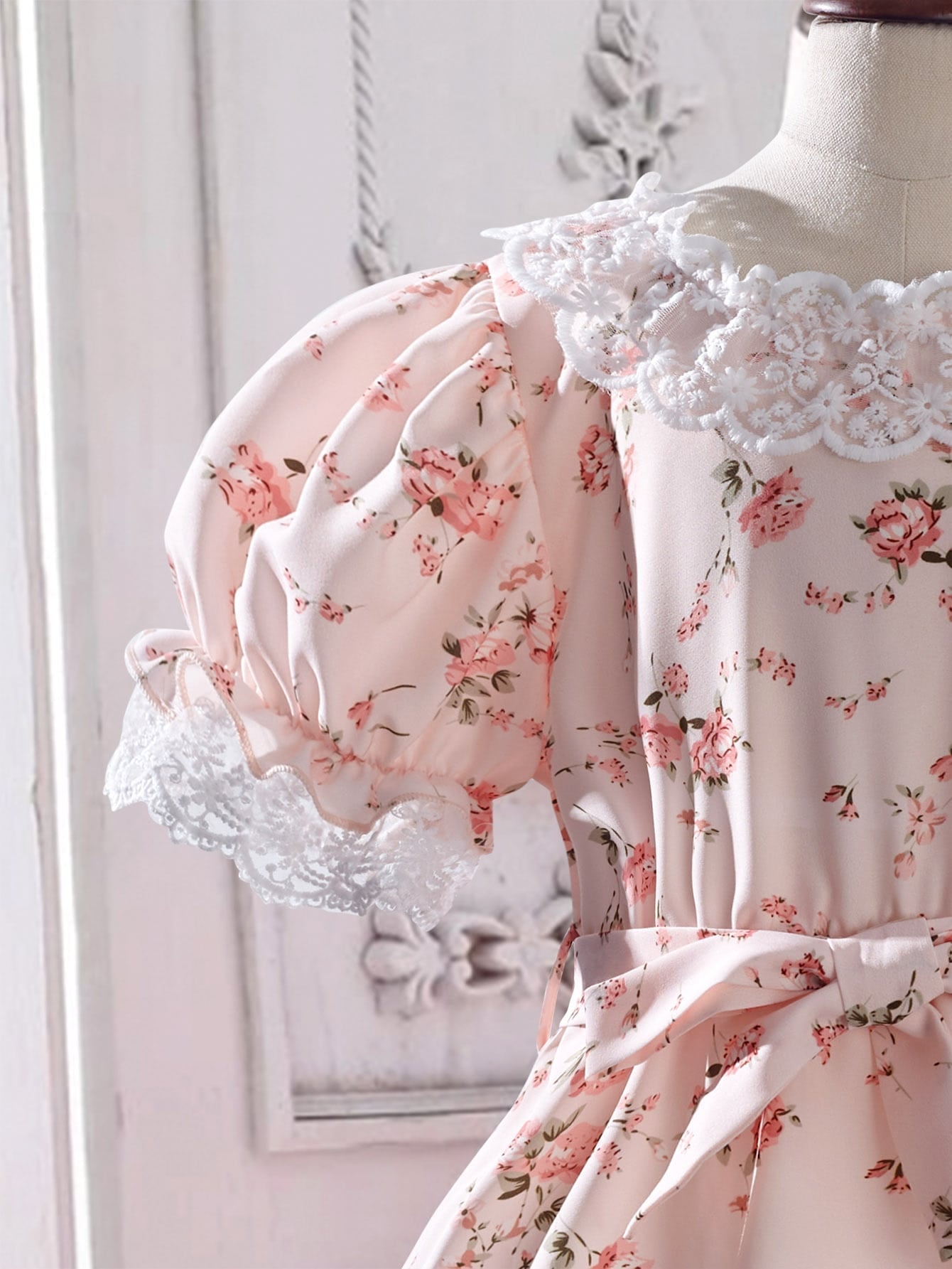 SHEIN Kids CHARMNG Girls Floral Print Contrast Lace Puff Sleeve Belted Dress